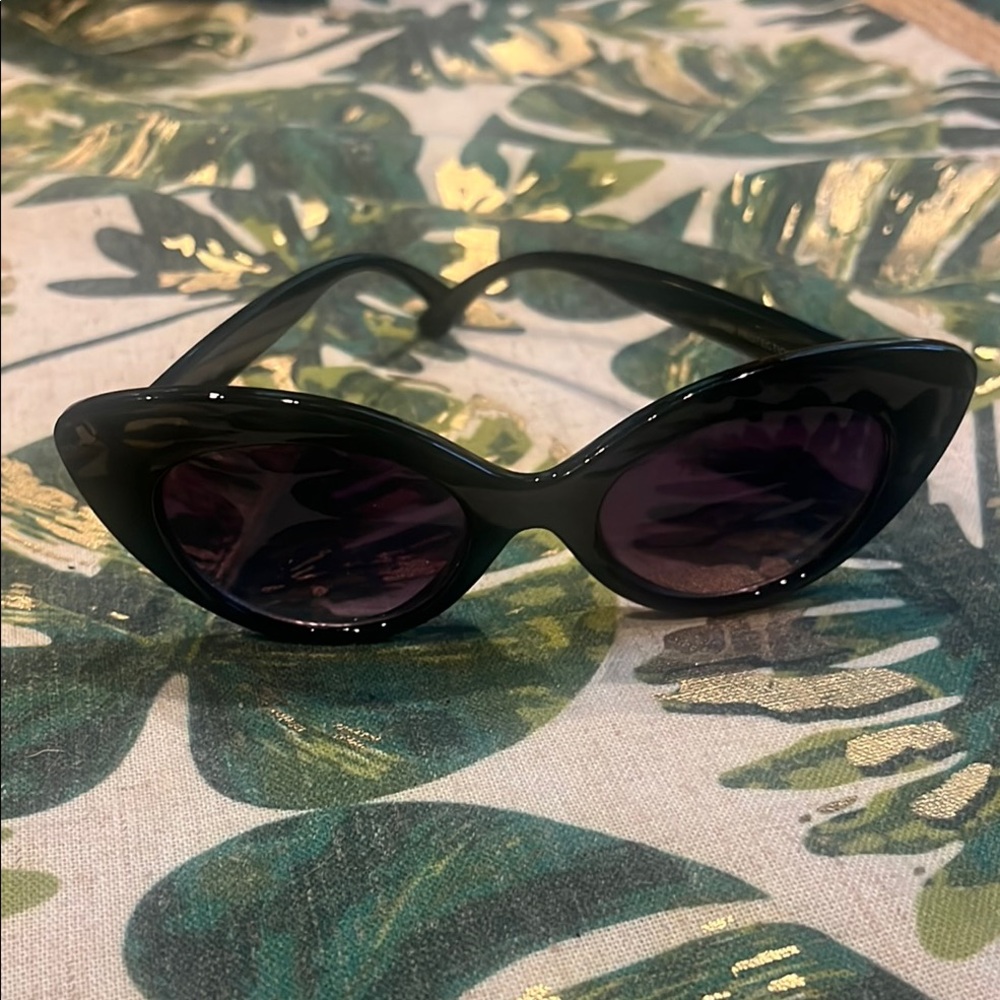 Chic Black Cat-Eye Sunglasses